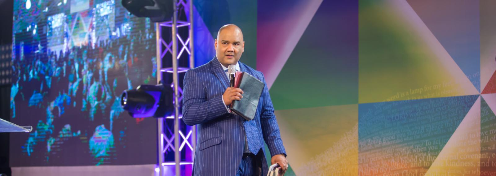 Dr Glenn preaching